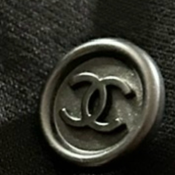 Not for sale   In search of one replacement button from Chanel - Picture 1 of 1